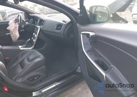 2015 Volvo S60 T6 Platinum z USA, uszkodzony, nr VIN YV149MFM1F1353482